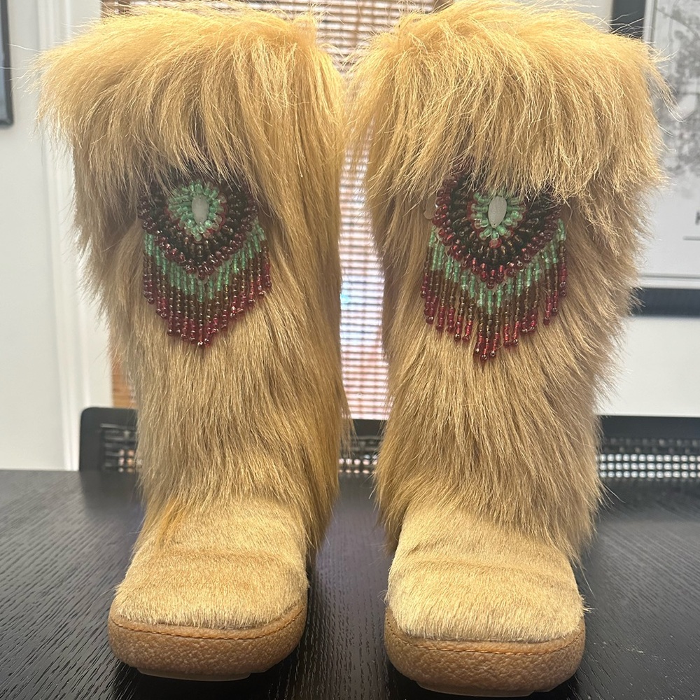 Pajar Goat Fur Beaded Boots Size 41 Made in Italy NWOT Camel with Red & Green